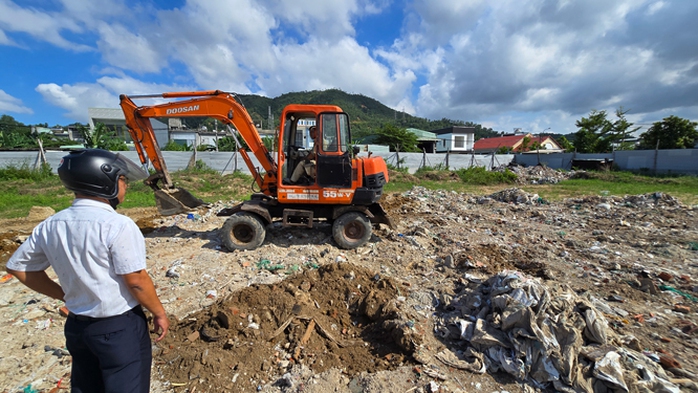 Khu đất 13.000 m2 ở xã Hòa Sơn, huyện Hòa Vang, TP Đà Nẵng được sử dụng làm bãi tập kết xà bần, chôn lấp phế thải trái quy định
