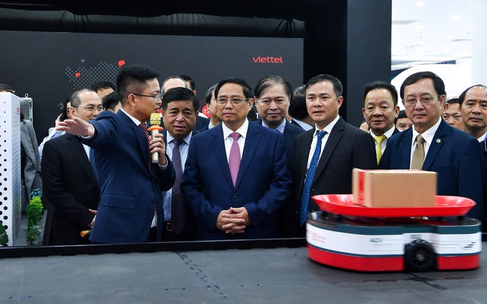 Thủ tướng Chính phủ Phạm Minh Chính đến thăm gian hàng Viettel tại sự kiện Thủ tướng Chính phủ Phạm Minh Chính đến thăm gian hàng Viettel tại sự kiện
