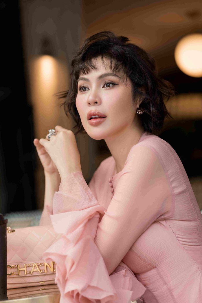 Phương Lê "xuống tóc" bắt đầu một chương mới trong cuộc sống- Ảnh 3. Phương Lê "xuống tóc" bắt đầu một chương mới trong cuộc sống- Ảnh 3.