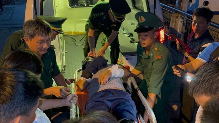 Lực lượng chức năng đưa ngư dân bị thương nặng đi cấp cứu Lực lượng chức năng đưa ngư dân bị thương nặng đi cấp cứu