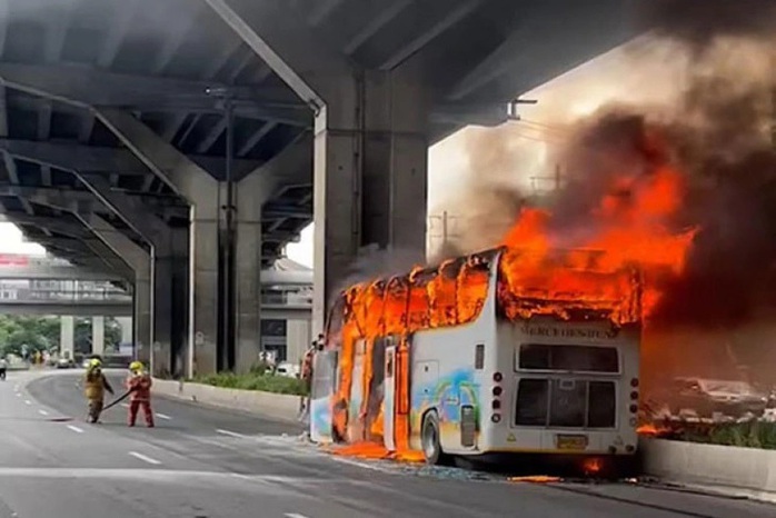 Xe buýt chở học sinh và giáo viên bốc cháy trên đường. Ảnh: Bangkok Post Xe buýt chở học sinh và giáo viên bốc cháy trên đường. Ảnh: Bangkok Post