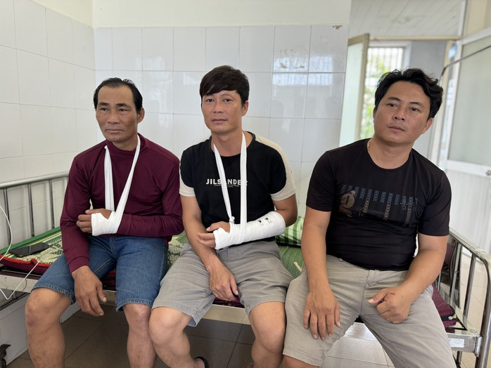 Sức khỏe các ngư dân trên tàu cá bị Trung Quốc hành hung ở Hoàng Sa đã ổn định- Ảnh 1. Sức khỏe các ngư dân trên tàu cá bị Trung Quốc hành hung ở Hoàng Sa đã ổn định- Ảnh 1.