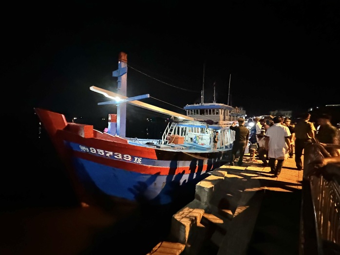 Ngư dân Quảng Ngãi kể giây phút bị đánh gãy tay, chân trên biển- Ảnh 1. Ngư dân Quảng Ngãi kể giây phút bị đánh gãy tay, chân trên biển- Ảnh 1.