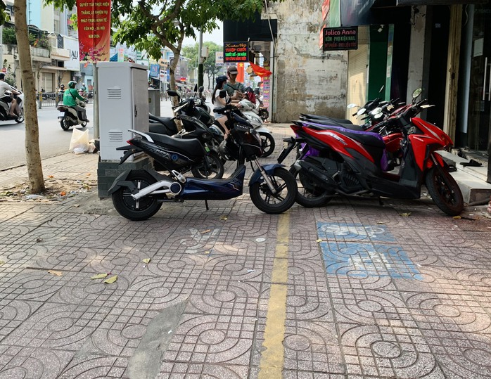 Một quận ở TP HCM 3 tháng thu phí vỉa hè được 1,5 tỉ đồng- Ảnh 1. Một quận ở TP HCM 3 tháng thu phí vỉa hè được 1,5 tỉ đồng- Ảnh 1.