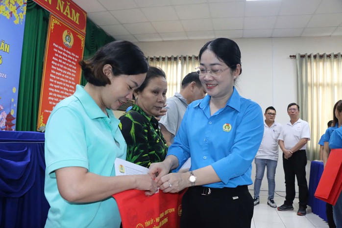 Bà Nguyễn Kim Loan, Chủ tịch LĐLĐ tỉnh Bình Dương, tặng quà Tết cho công nhân có hoàn cảnh khó khăn Bà Nguyễn Kim Loan, Chủ tịch LĐLĐ tỉnh Bình Dương, tặng quà Tết cho công nhân có hoàn cảnh khó khăn