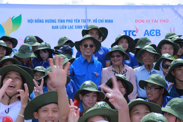 Bà Kim Hương cùng chồng ra quân “Mùa hè xanh” giúp người nghèo. (Ảnh do nhân vật cung cấp) Bà Kim Hương cùng chồng ra quân “Mùa hè xanh” giúp người nghèo. (Ảnh do nhân vật cung cấp)