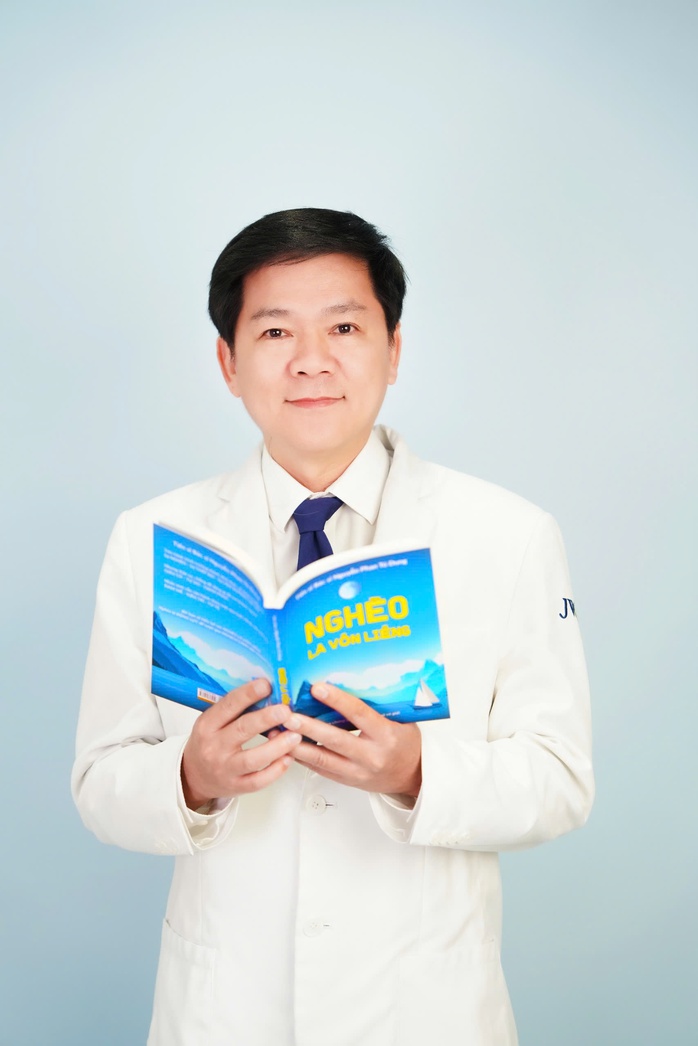 Bác sĩ viết sách truyền cảm hứng cho giới trẻ- Ảnh 1. Bác sĩ viết sách truyền cảm hứng cho giới trẻ- Ảnh 1.