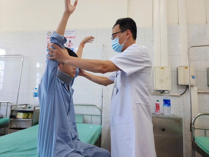 Thiếu niên liệt tứ chi sau khi chơi điện thoại nhiều giờ- Ảnh 1. Thiếu niên liệt tứ chi sau khi chơi điện thoại nhiều giờ- Ảnh 1.