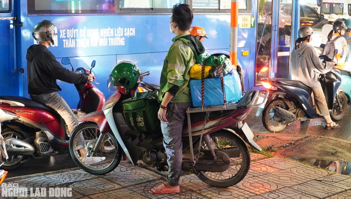 "Alo, kẹt xe quá, chưa thoát ra được!"- Ảnh 6. "Alo, kẹt xe quá, chưa thoát ra được!"- Ảnh 6.