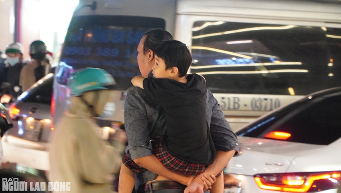 "Alo, kẹt xe quá, chưa thoát ra được!"- Ảnh 8. "Alo, kẹt xe quá, chưa thoát ra được!"- Ảnh 8.