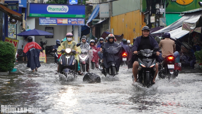 "Alo, kẹt xe quá, chưa thoát ra được!"- Ảnh 13. "Alo, kẹt xe quá, chưa thoát ra được!"- Ảnh 13.