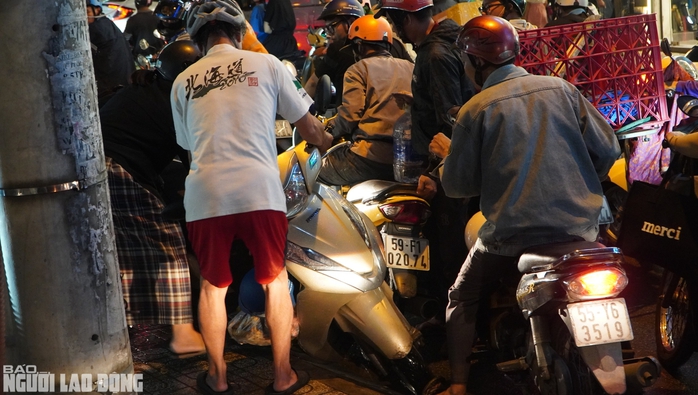 "Alo, kẹt xe quá, chưa thoát ra được!"- Ảnh 5. "Alo, kẹt xe quá, chưa thoát ra được!"- Ảnh 5.