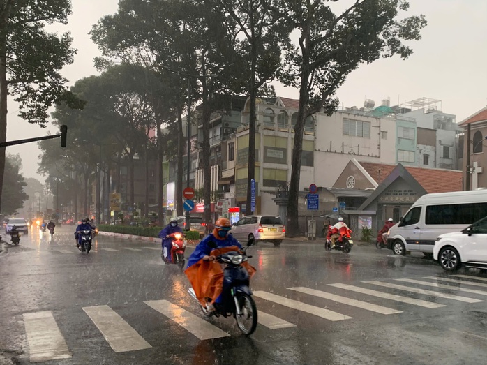 Nhiều nơi ngập nặng, xe chết máy hàng loạt sau mưa to ở TP HCM- Ảnh 1. Nhiều nơi ngập nặng, xe chết máy hàng loạt sau mưa to ở TP HCM- Ảnh 1.