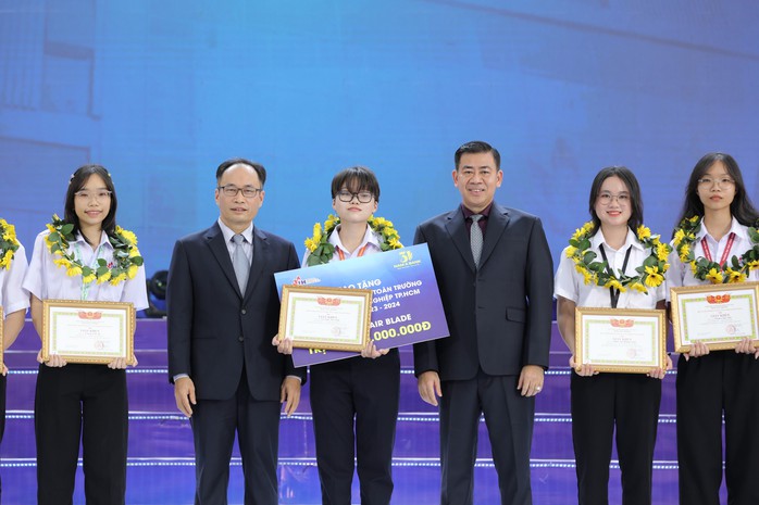 TS Phan Hồng Hải - Bí thư Đảng ủy, Chủ tịch Hội đồng Trường ĐH Công nghiệp TP HCM (IUH) và PGS-TS Huỳnh Trung Hiếu, Phó Hiệu trưởng Phụ trách nhà trường, trao phần thưởng cho thủ khoa các nhóm ngành tại lễ khai giảng năm học 2023 - 2024Ảnh: NGUYỄN THƯƠNG TS Phan Hồng Hải - Bí thư Đảng ủy, Chủ tịch Hội đồng Trường ĐH Công nghiệp TP HCM (IUH) và PGS-TS Huỳnh Trung Hiếu, Phó Hiệu trưởng Phụ trách nhà trường, trao phần thưởng cho thủ khoa các nhóm ngành tại lễ khai giảng năm học 2023 - 2024Ảnh: NGUYỄN THƯƠNG