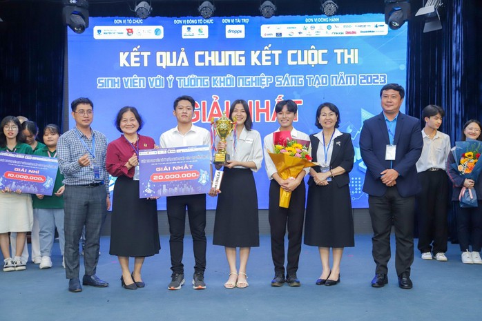 Sinh viên Trường ĐH Nguyễn Tất Thành đoạt được nhiều giải thưởng với các dự án khởi nghiệp Sinh viên Trường ĐH Nguyễn Tất Thành đoạt được nhiều giải thưởng với các dự án khởi nghiệp