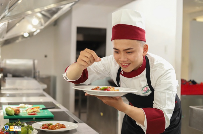 Ngoài chuỗi phòng khách sạn, trường còn đầu tư chuỗi nhà hàng với đầy đủ quầy bar, bếp, sảnh ăn đạt chuẩn 4 sao QS cho sinh viên thực hành Ngoài chuỗi phòng khách sạn, trường còn đầu tư chuỗi nhà hàng với đầy đủ quầy bar, bếp, sảnh ăn đạt chuẩn 4 sao QS cho sinh viên thực hành