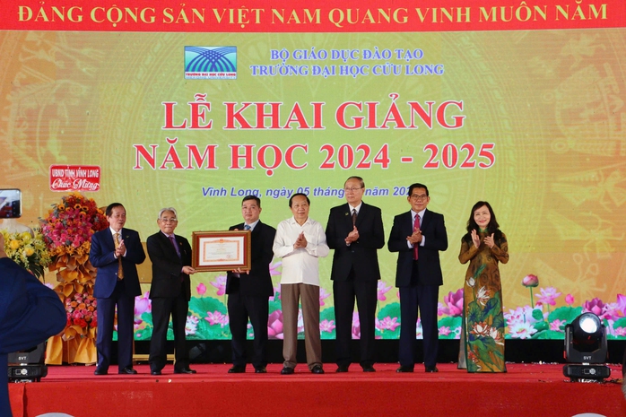 Ông Nguyễn Thành Thế, Phó Bí thư Thường trực Tỉnh ủy Vĩnh Long, trao Bằng khen của Thủ tướng Chính phủ cho Trường ĐH Cửu Long Ông Nguyễn Thành Thế, Phó Bí thư Thường trực Tỉnh ủy Vĩnh Long, trao Bằng khen của Thủ tướng Chính phủ cho Trường ĐH Cửu Long