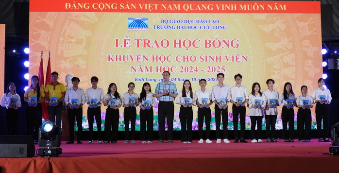 Ông Nguyễn Thành Thế, Phó Bí thư Thường trực Tỉnh ủy Vĩnh Long, trao Bằng khen của Thủ tướng Chính phủ cho Trường ĐH Cửu Long Ông Nguyễn Thành Thế, Phó Bí thư Thường trực Tỉnh ủy Vĩnh Long, trao Bằng khen của Thủ tướng Chính phủ cho Trường ĐH Cửu Long