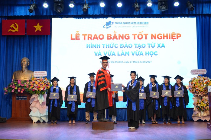 Trường ĐH Mở TP HCM trao bằng tốt nghiệp cho sinh viên học hình thức đào tạo từ xa và vừa học vừa làmẢnh: LÂN NGUYỄN Trường ĐH Mở TP HCM trao bằng tốt nghiệp cho sinh viên học hình thức đào tạo từ xa và vừa học vừa làmẢnh: LÂN NGUYỄN