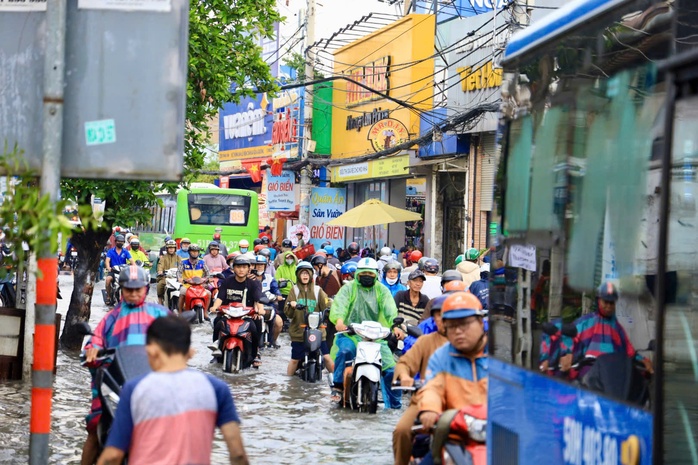 Nhiều nơi ngập nặng, xe chết máy hàng loạt sau mưa to ở TP HCM- Ảnh 6. Nhiều nơi ngập nặng, xe chết máy hàng loạt sau mưa to ở TP HCM- Ảnh 6.