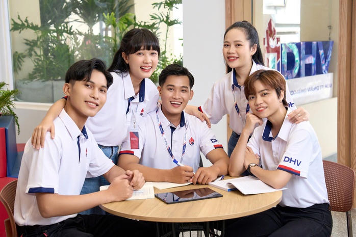 Sinh viên Trường ĐH Hùng Vương TP HCM Sinh viên Trường ĐH Hùng Vương TP HCM