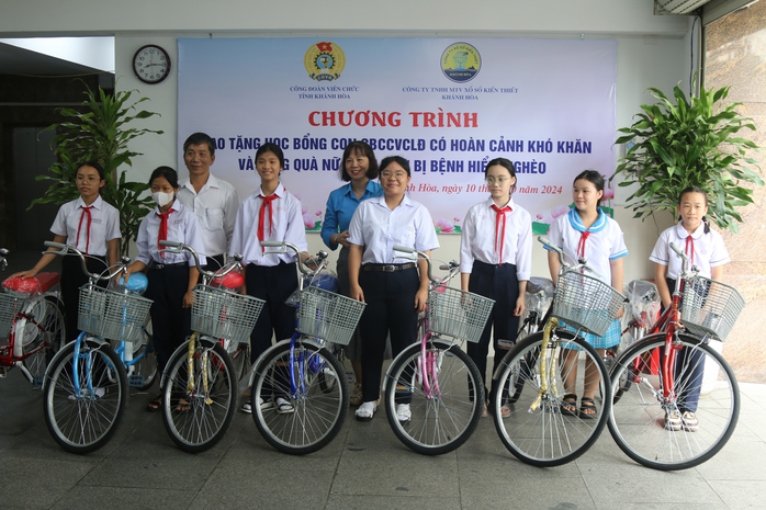 Khánh Hoà: Trao học bổng và xe đạp cho học sinh khó khăn
- Ảnh 2. Khánh Hoà: Trao học bổng và xe đạp cho học sinh khó khăn
- Ảnh 2.