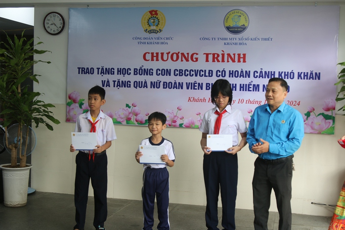 Khánh Hoà: Trao học bổng và xe đạp cho học sinh khó khăn
- Ảnh 1. Khánh Hoà: Trao học bổng và xe đạp cho học sinh khó khăn
- Ảnh 1.