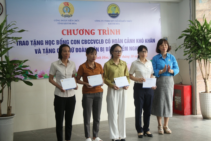 Khánh Hoà: Trao học bổng và xe đạp cho học sinh khó khăn
- Ảnh 3. Khánh Hoà: Trao học bổng và xe đạp cho học sinh khó khăn
- Ảnh 3.