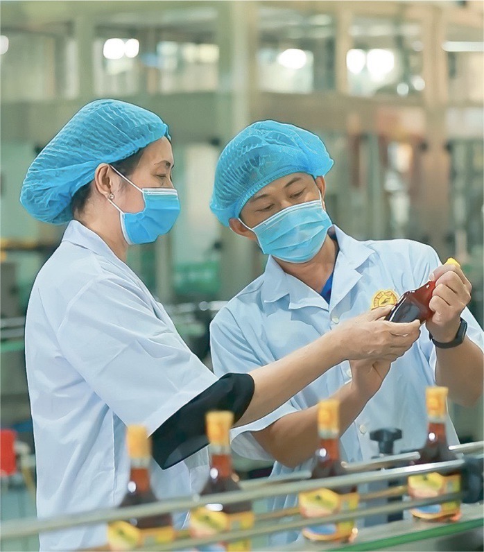 Bà Hồ Kim Liên, Chủ tịch HĐQT Công ty CP Thương mại Khải Hoàn, kiểm tra chất lượng sản phẩm Bà Hồ Kim Liên, Chủ tịch HĐQT Công ty CP Thương mại Khải Hoàn, kiểm tra chất lượng sản phẩm
