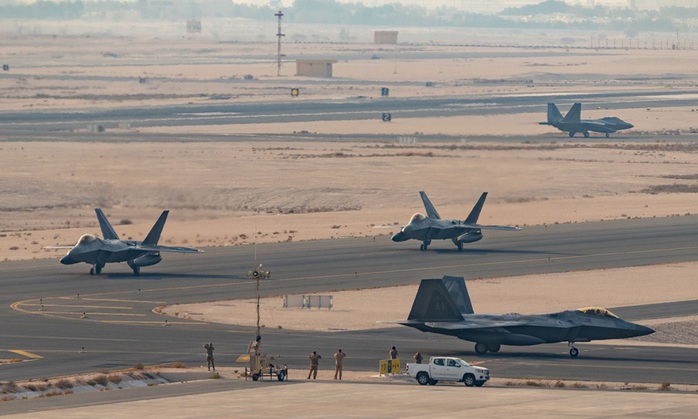 Tiêm kích F-22 Mỹ tại một căn cứ ở Trung Đông vào ngày 8-8. Ảnh: USAF Tiêm kích F-22 Mỹ tại một căn cứ ở Trung Đông vào ngày 8-8. Ảnh: USAF