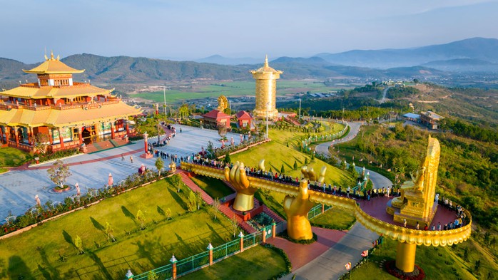 Đại bảo tháp Kinh luân lớn nhất thế giới đặt tại Samten Hills Dalat, điểm thu hút của du lịch Đơn Dương Đại bảo tháp Kinh luân lớn nhất thế giới đặt tại Samten Hills Dalat, điểm thu hút của du lịch Đơn Dương