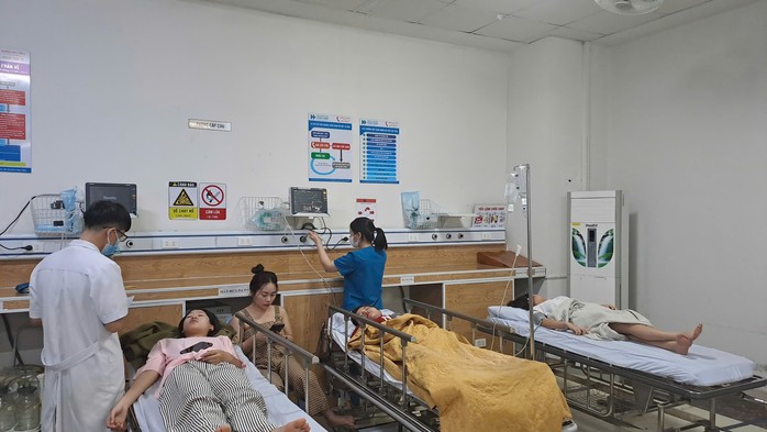 Gần 50 sinh viên bất ngờ nhập viện sau bữa ăn tối- Ảnh 1. Gần 50 sinh viên bất ngờ nhập viện sau bữa ăn tối- Ảnh 1.