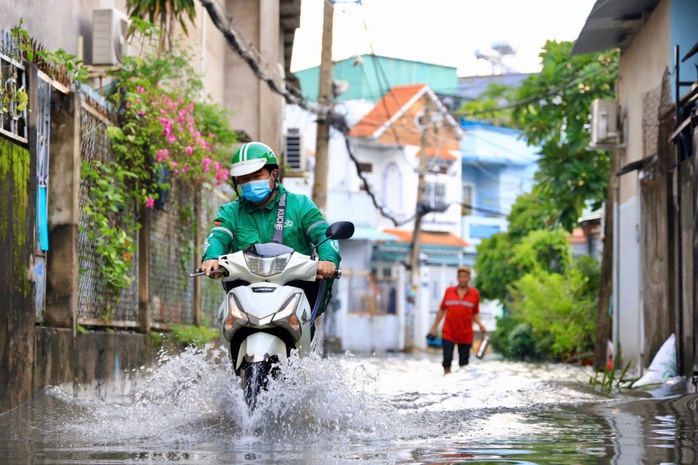 Nhiều nơi ngập nặng, xe chết máy hàng loạt sau mưa to ở TP HCM- Ảnh 5. Nhiều nơi ngập nặng, xe chết máy hàng loạt sau mưa to ở TP HCM- Ảnh 5.