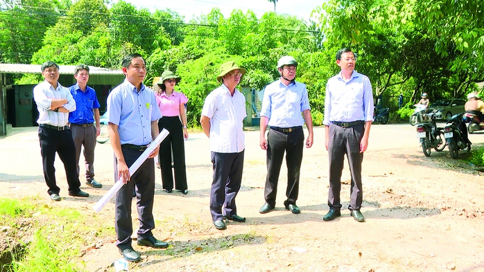 Bí thư Thành ủy Bến Cát Bùi Minh Thạnh (thứ 3, từ phải sang) trong chuyến khảo sát làm đường bê-tông do người dân và doanh nghiệp đóng góp thực hiện. Ảnh: THẢO NGUYỄN