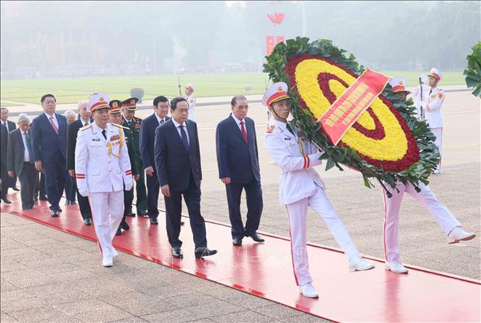 Lãnh đạo Đảng, Nhà nước vào Lăng viếng Chủ tịch Hồ Chí Minh- Ảnh 1. Lãnh đạo Đảng, Nhà nước vào Lăng viếng Chủ tịch Hồ Chí Minh- Ảnh 1.