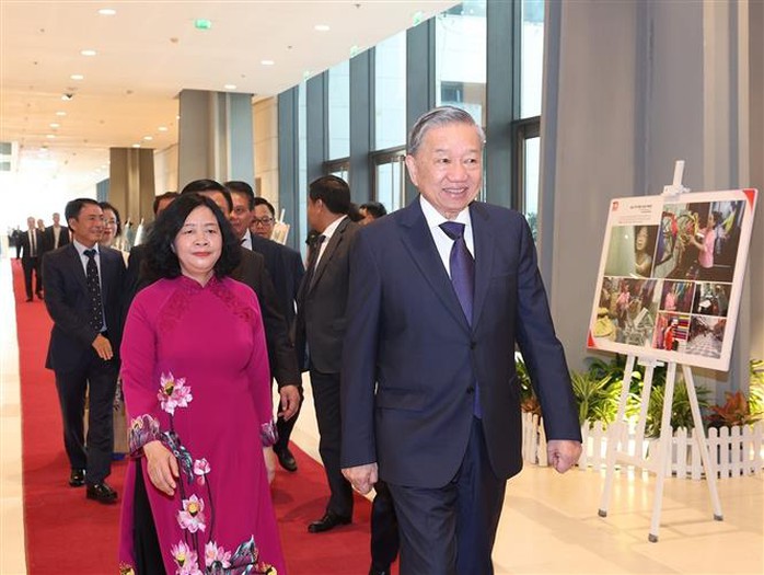 Tổng Bí thư, Chủ tịch nước Tô Lâm dự Lễ kỷ niệm 70 năm Giải phóng Thủ đô- Ảnh 1. Tổng Bí thư, Chủ tịch nước Tô Lâm dự Lễ kỷ niệm 70 năm Giải phóng Thủ đô- Ảnh 1.