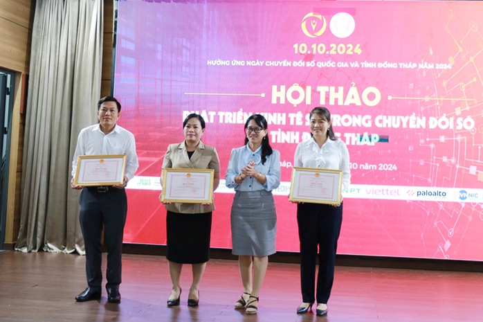 Đồng Tháp: Khen thưởng 3 đơn vị dẫn đầu về chuyển đổi số- Ảnh 1. Đồng Tháp: Khen thưởng 3 đơn vị dẫn đầu về chuyển đổi số- Ảnh 1.