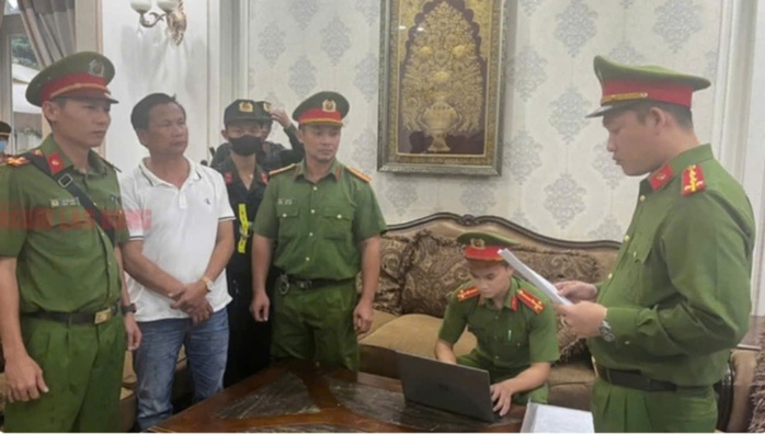 "Trùm" khai thác cát Tú “ác” cùng vợ bị khởi tố tội danh mới- Ảnh 1. "Trùm" khai thác cát Tú “ác” cùng vợ bị khởi tố tội danh mới- Ảnh 1.