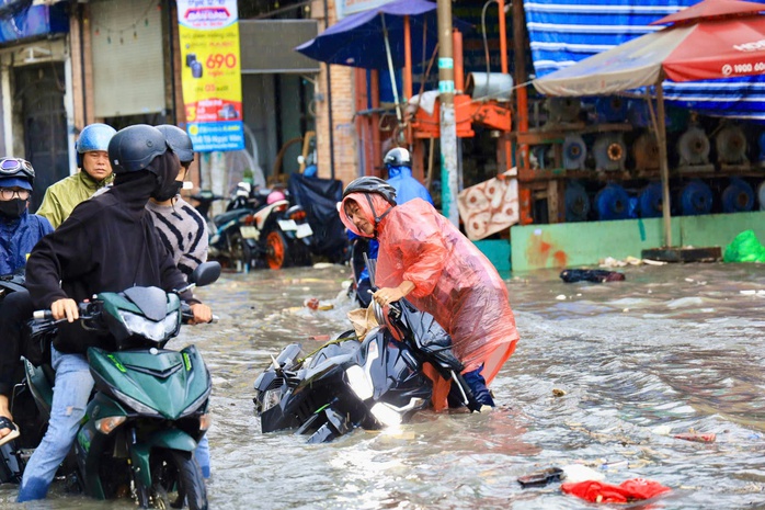 Nhiều nơi ngập nặng, xe chết máy hàng loạt sau mưa to ở TP HCM- Ảnh 9. Nhiều nơi ngập nặng, xe chết máy hàng loạt sau mưa to ở TP HCM- Ảnh 9.