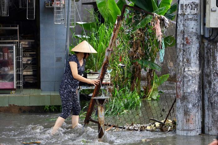 Nhiều nơi ngập nặng, xe chết máy hàng loạt sau mưa to ở TP HCM- Ảnh 12. Nhiều nơi ngập nặng, xe chết máy hàng loạt sau mưa to ở TP HCM- Ảnh 12.