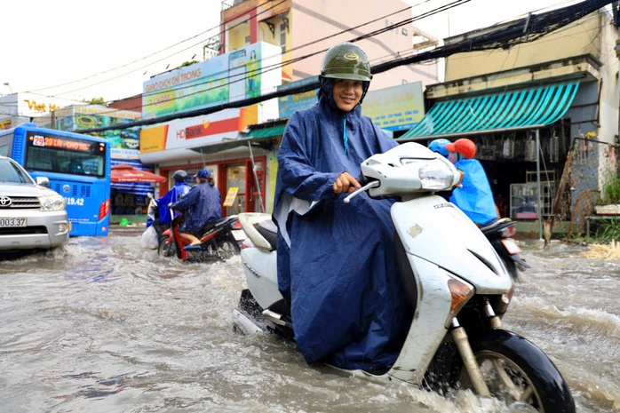 Nhiều nơi ngập nặng, xe chết máy hàng loạt sau mưa to ở TP HCM- Ảnh 14. Nhiều nơi ngập nặng, xe chết máy hàng loạt sau mưa to ở TP HCM- Ảnh 14.