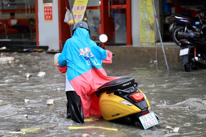 Nhiều nơi ngập nặng, xe chết máy hàng loạt sau mưa to ở TP HCM- Ảnh 13. Nhiều nơi ngập nặng, xe chết máy hàng loạt sau mưa to ở TP HCM- Ảnh 13.