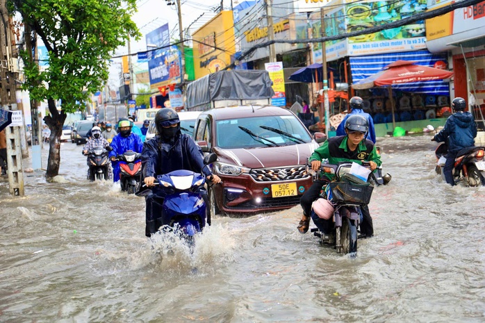 Nhiều nơi ngập nặng, xe chết máy hàng loạt sau mưa to ở TP HCM- Ảnh 16. Nhiều nơi ngập nặng, xe chết máy hàng loạt sau mưa to ở TP HCM- Ảnh 16.