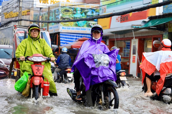 Nhiều nơi ngập nặng, xe chết máy hàng loạt sau mưa to ở TP HCM- Ảnh 17. Nhiều nơi ngập nặng, xe chết máy hàng loạt sau mưa to ở TP HCM- Ảnh 17.