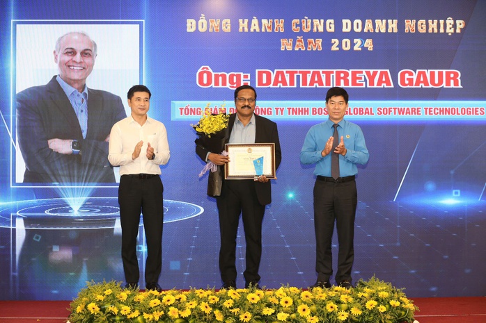 LĐLĐ TP HCM tôn vinh 23 chủ doanh nghiệp hết lòng vì người lao động- Ảnh 4. LĐLĐ TP HCM tôn vinh 23 chủ doanh nghiệp hết lòng vì người lao động- Ảnh 4.