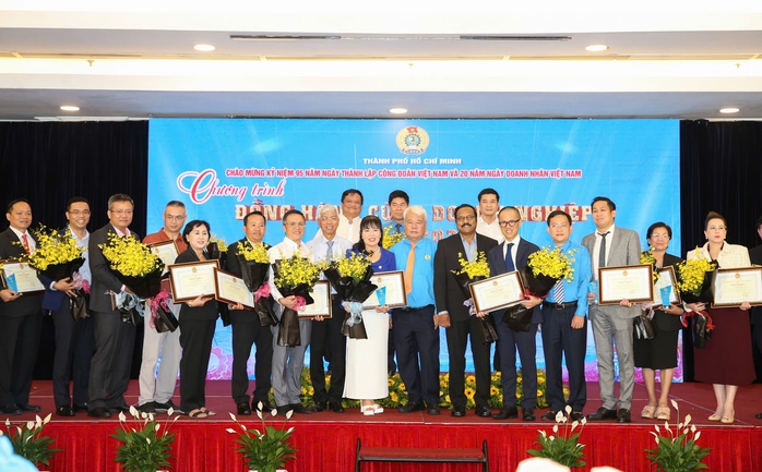 LĐLĐ TP HCM tôn vinh 23 chủ doanh nghiệp hết lòng vì người lao động- Ảnh 7. LĐLĐ TP HCM tôn vinh 23 chủ doanh nghiệp hết lòng vì người lao động- Ảnh 7.