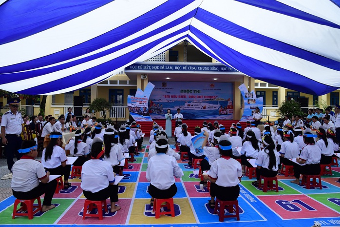 Gieo mầm tình yêu biển đảo cho học sinh Thừa Thiên - Huế- Ảnh 1. Gieo mầm tình yêu biển đảo cho học sinh Thừa Thiên - Huế- Ảnh 1.