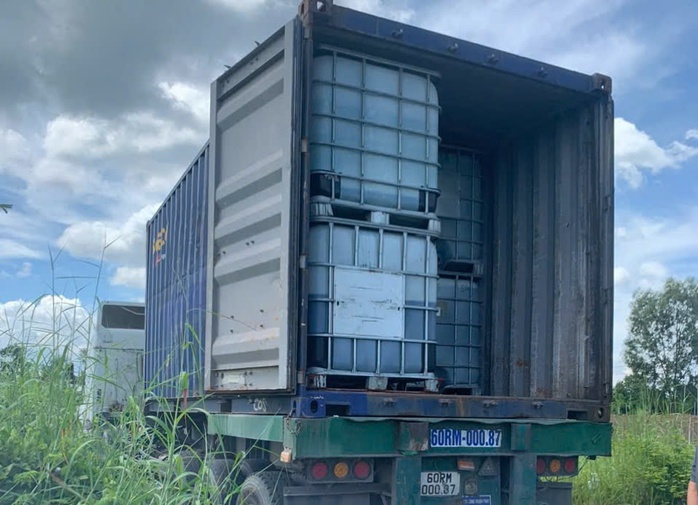 Hai xe container chở chất “lạ” đổ xuống suối ở Đồng Nai - Ảnh 4. Hai xe container chở chất “lạ” đổ xuống suối ở Đồng Nai - Ảnh 4.