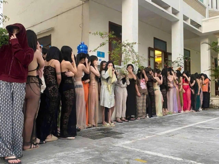 Giải cứu 58 nữ nhân viên ăn mặc hở hang trong quán karaoke- Ảnh 2. Giải cứu 58 nữ nhân viên ăn mặc hở hang trong quán karaoke- Ảnh 2.
