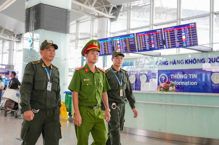 Người đàn ông bỏ quên hơn 15.000 USD tại sân bay- Ảnh 3. Người đàn ông bỏ quên hơn 15.000 USD tại sân bay- Ảnh 3.